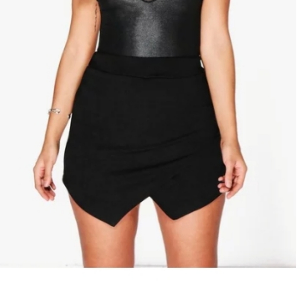 Asymmetric wrap skort